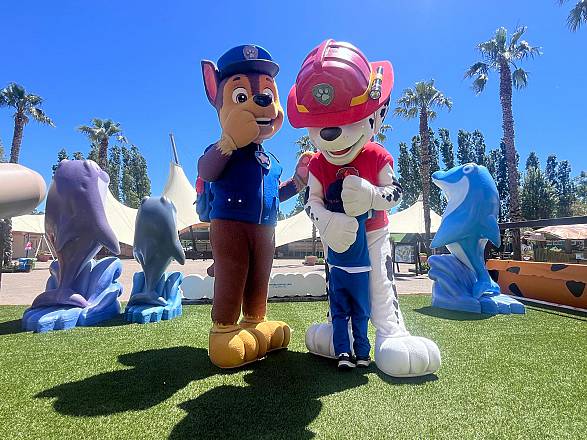 Eroi a 4 zampe. chase e marshall di paw patrol a zoomarine insieme ai volontari della protezione civile per imparare a difendere l'ambiente